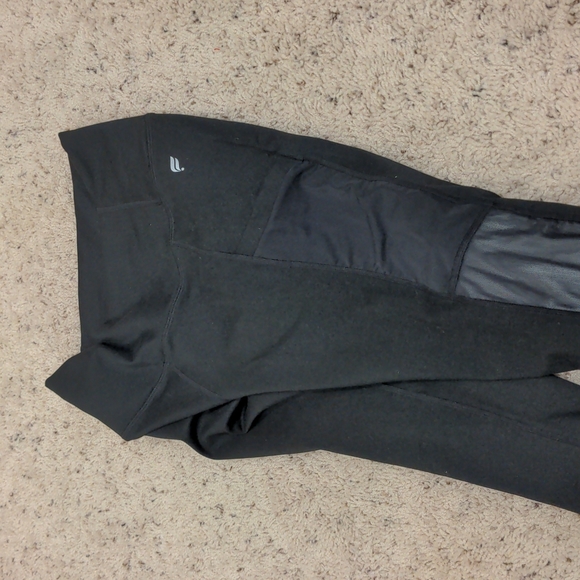 PowerHold by Fabletics black leggings 3 pockets mesh side panels high rise crop - Picture 3 of 6